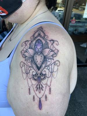 Ornamental gem shoulder cap