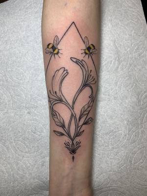 Geometric honey suckle w/bees